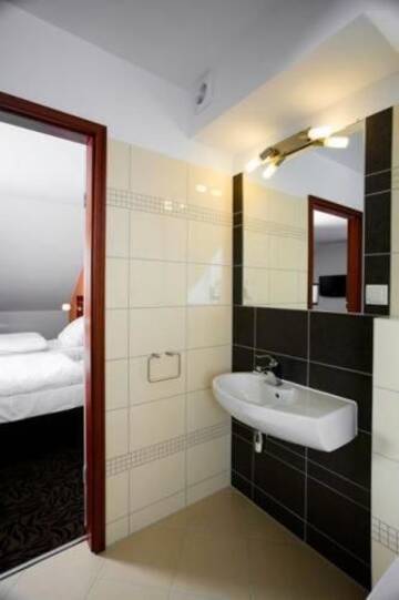 Фото номера Двухместный номер с 1 кроватью или 2 отдельными кроватями Отель Hotel Azyl г. Конты-Вроцлавске 8